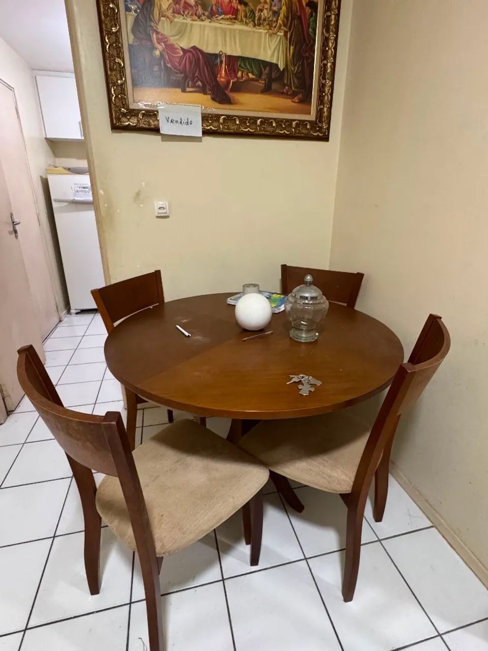 Mesa de madeira com 4 cadeiras
