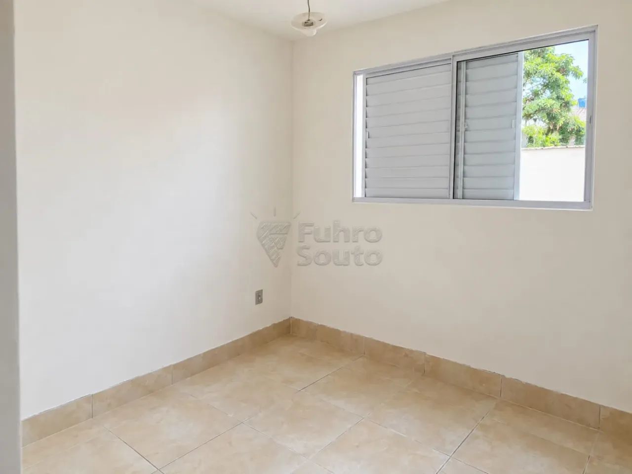 Casa de 2 Dormitórios à Venda no Centro de Pelotas - Foto 2