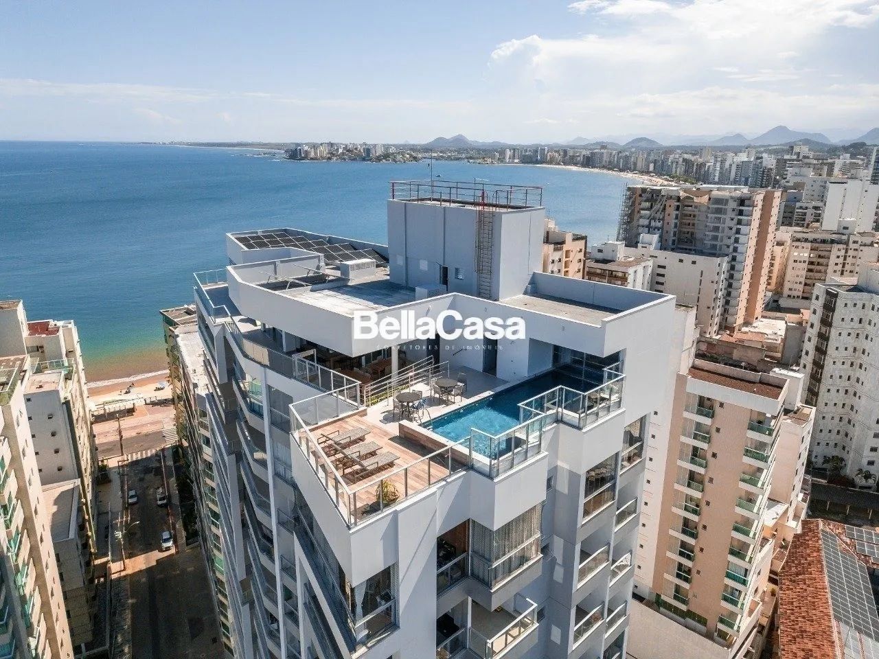 Apartamento à venda na Praia do Morro. Edifício com área de lazer.