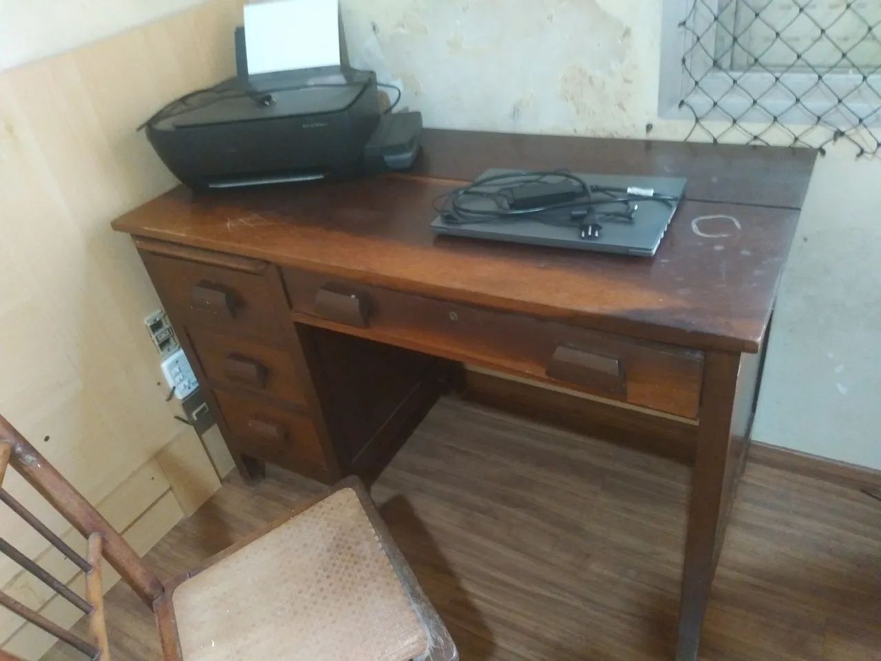 Escrivaninha antiga com cadeira - Foto 5