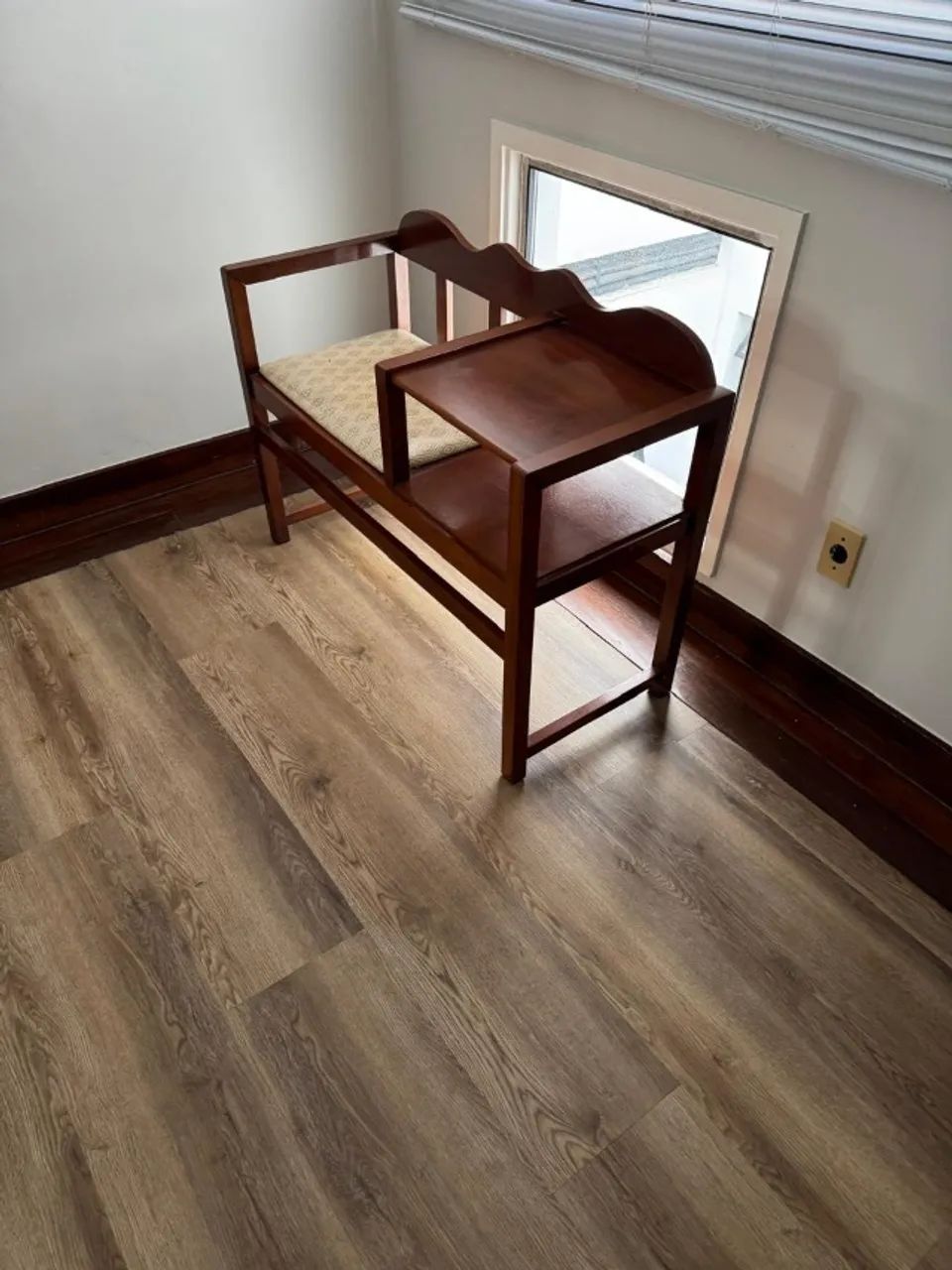 Banco em madeira com mesa acoplada, perfeito.