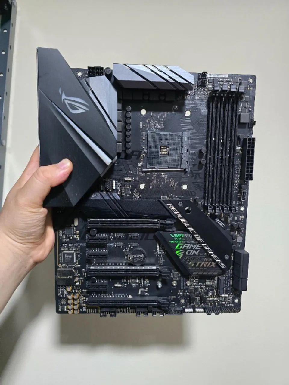 Placa mãe X470F - GAMING ROG STRIX  - Foto 4
