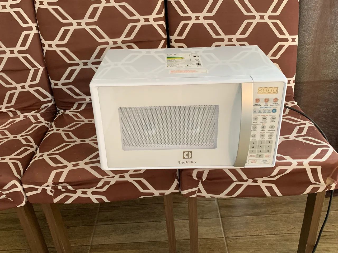 Micro-ondas 20 Litros Electrolux semi novo,