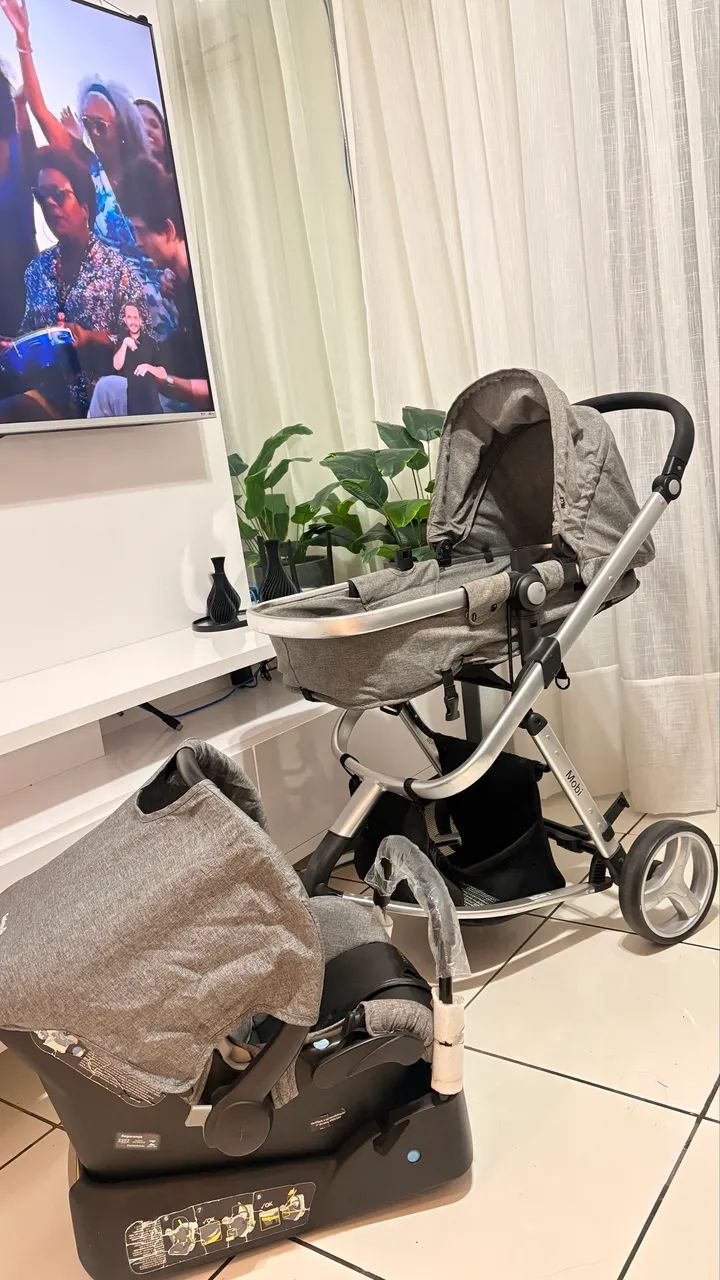 Carrinho de bebê com bebê conforto e suporte para veículo  - Foto 5