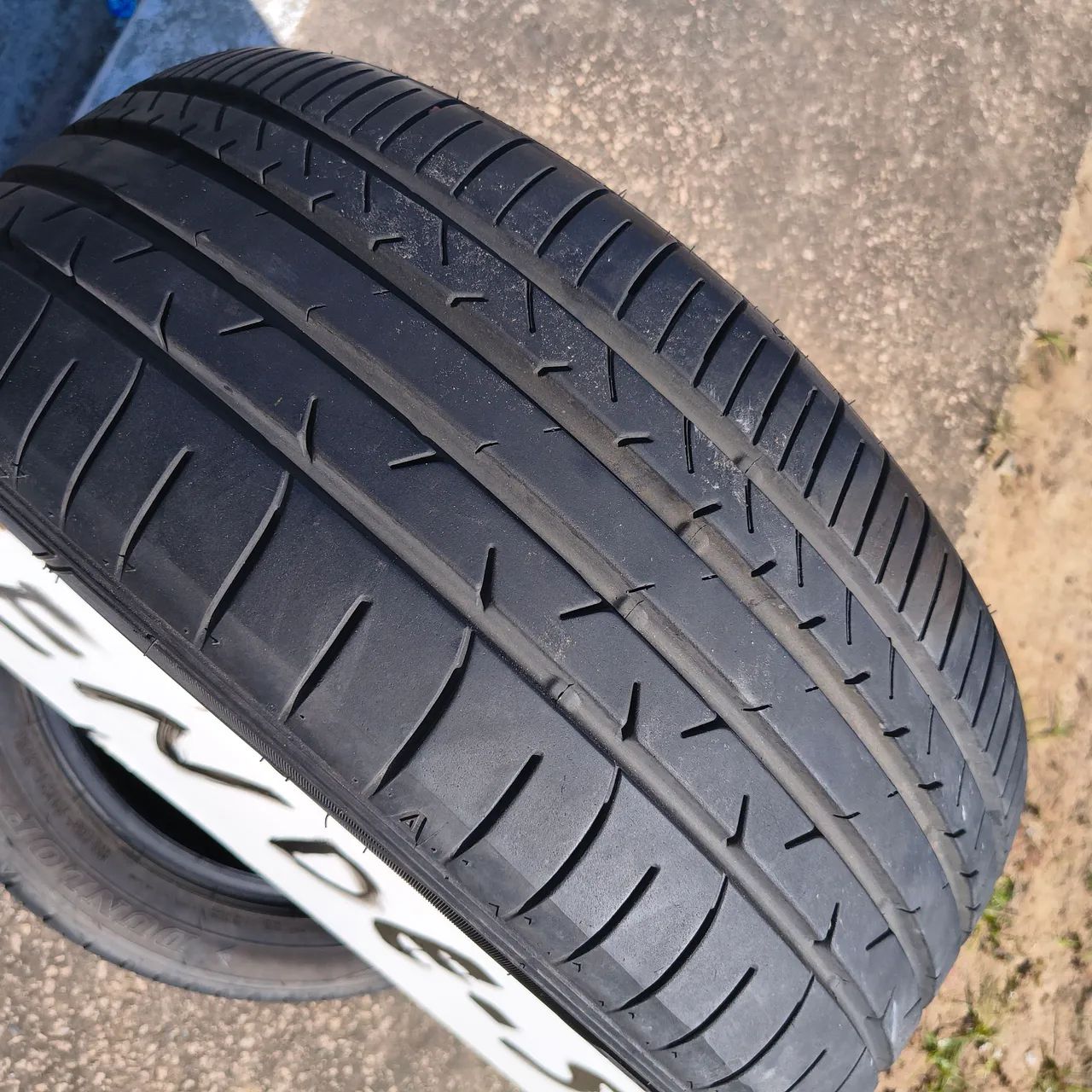 Vende - se 2 pneus em estados de novos zero  - Foto 2