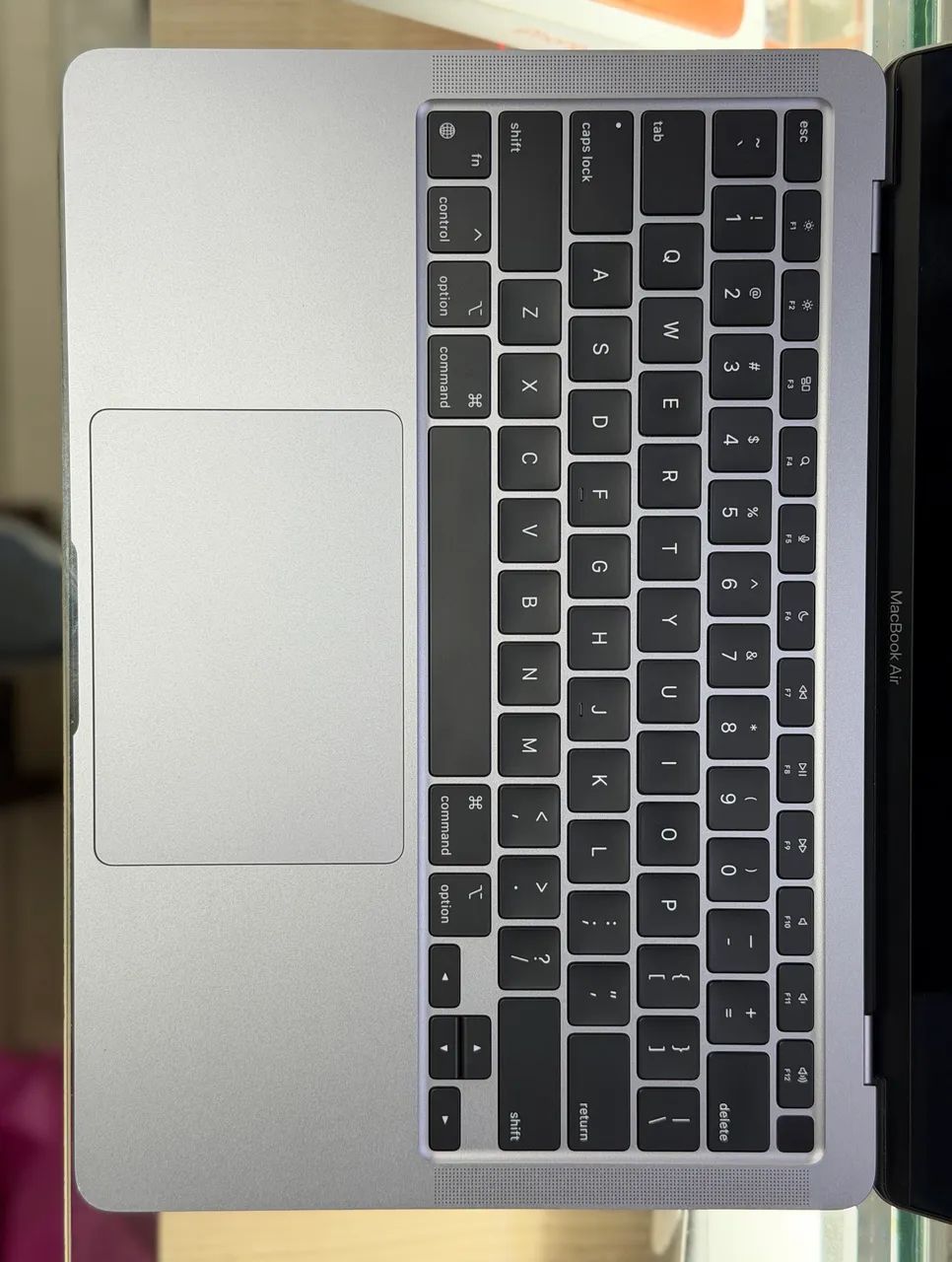 Macbook air m1 8gb / 256gb saúde da bateria 94%, tela danificada