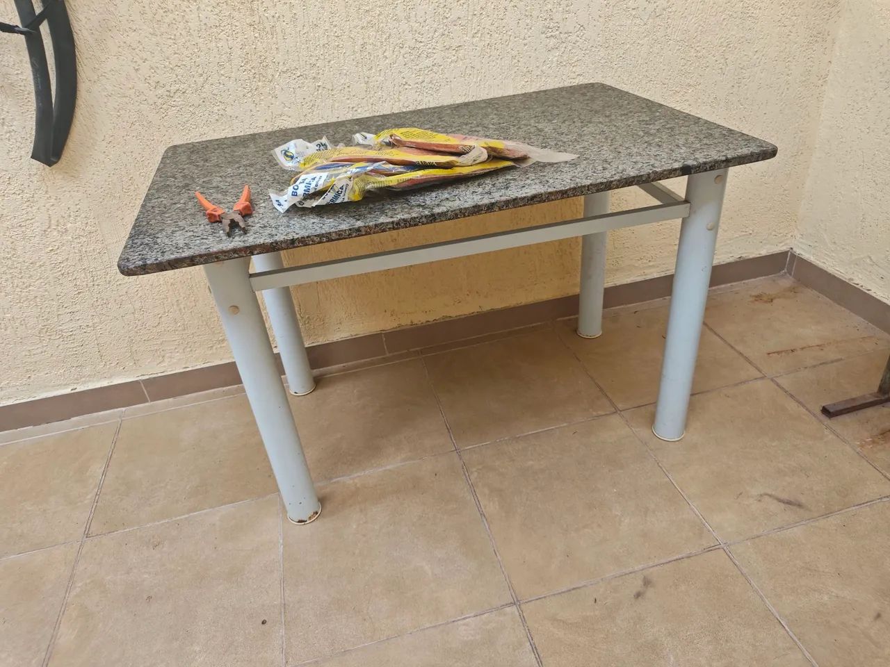 Vendo mesa com tampo de granito sem cadeiras  - Foto 2