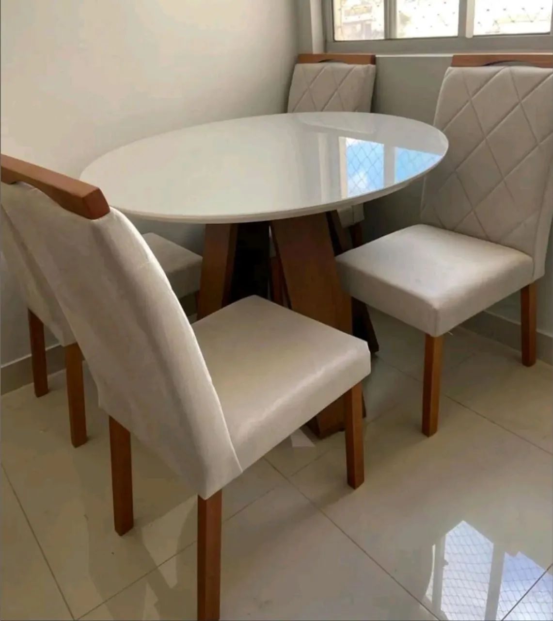 Mesa de jantar Mel com 4 cadeiras 103x103 pronta entrega .