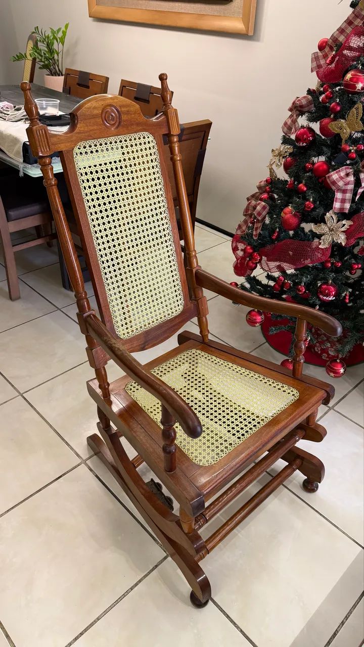 Vendo cadeira de balanço em madeira
