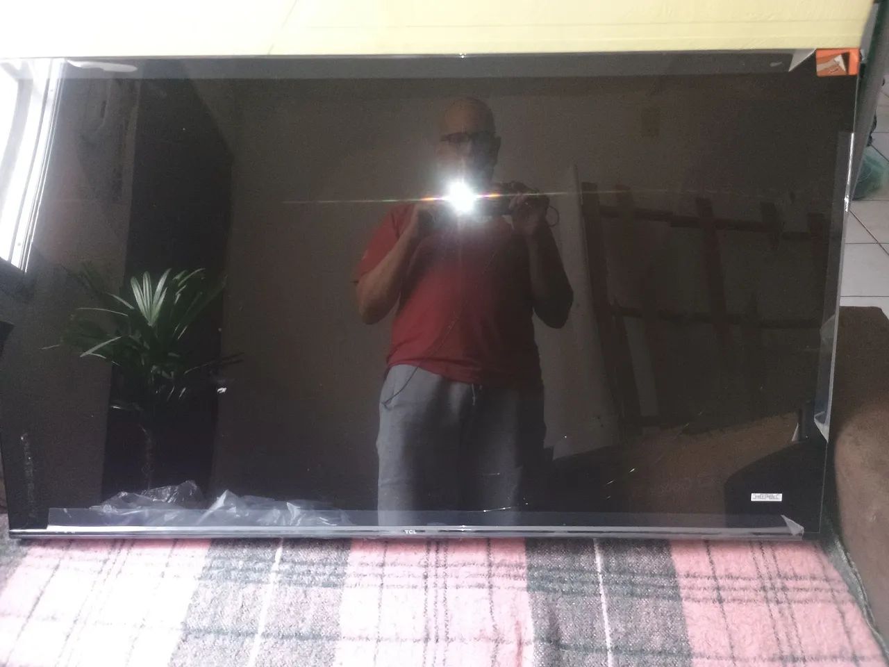 Uma TV tcl 50 polegadas 4K com a tela trincada
