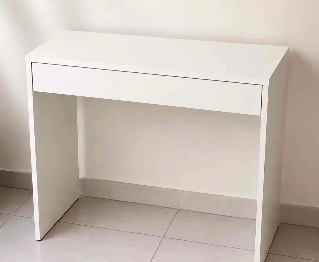 Mesa em mdf nova com gaveta na cor branca 