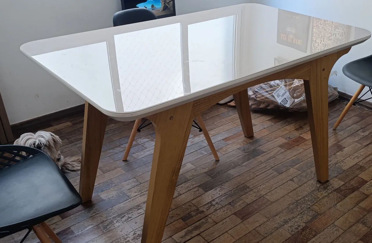 Mesa de jantar sem cadeiras