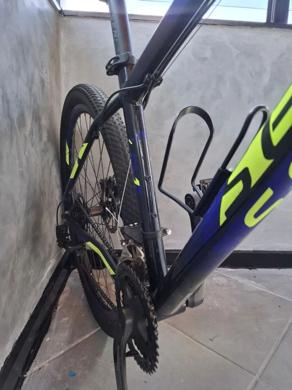 Mountain Bike Sense One Aro 29 usada - acompanha capacete - Foto 3