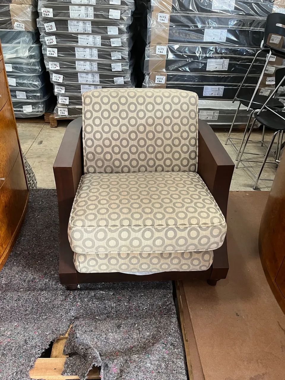 Aparador adega e poltrona em madeira nobre