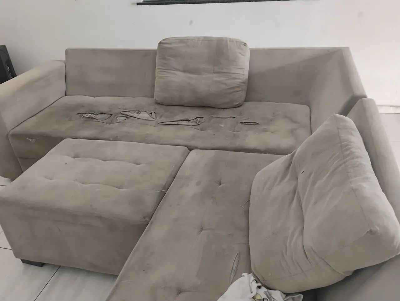 Sofá grande com pequenos detalhes