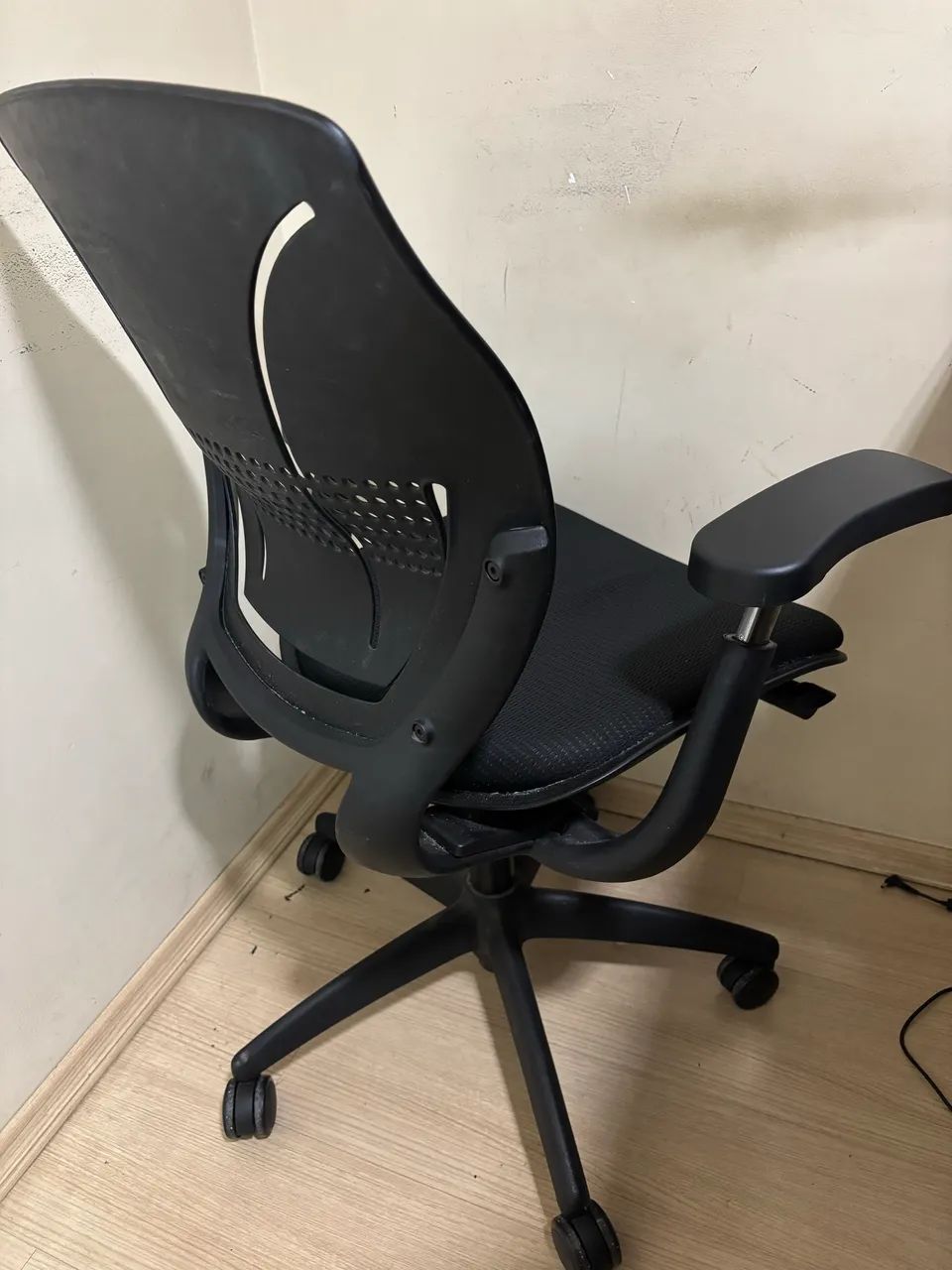 Cadeira Ergonômica Preta Usada - Foto 2