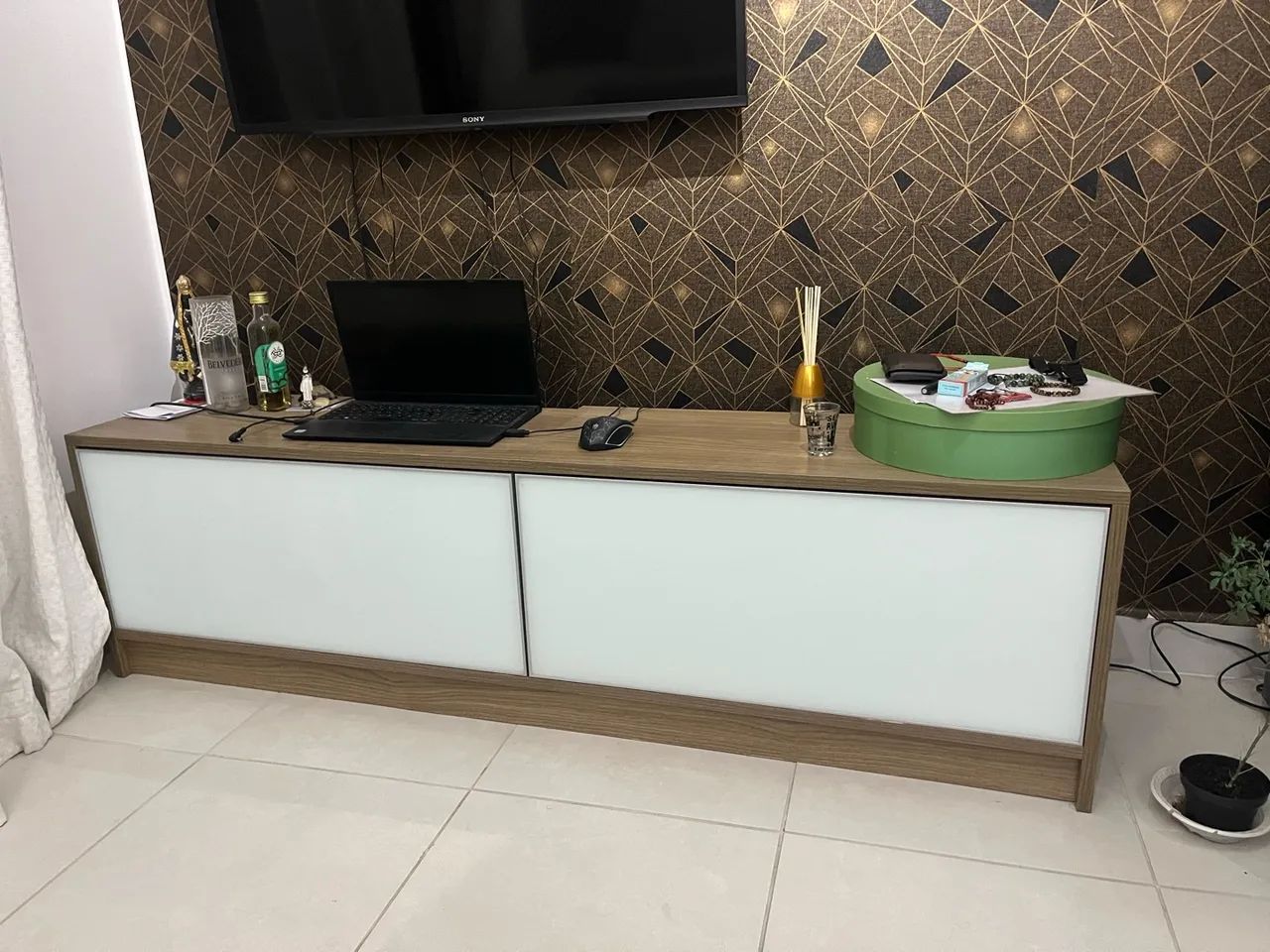 Rack com gavetas em vidro branco 