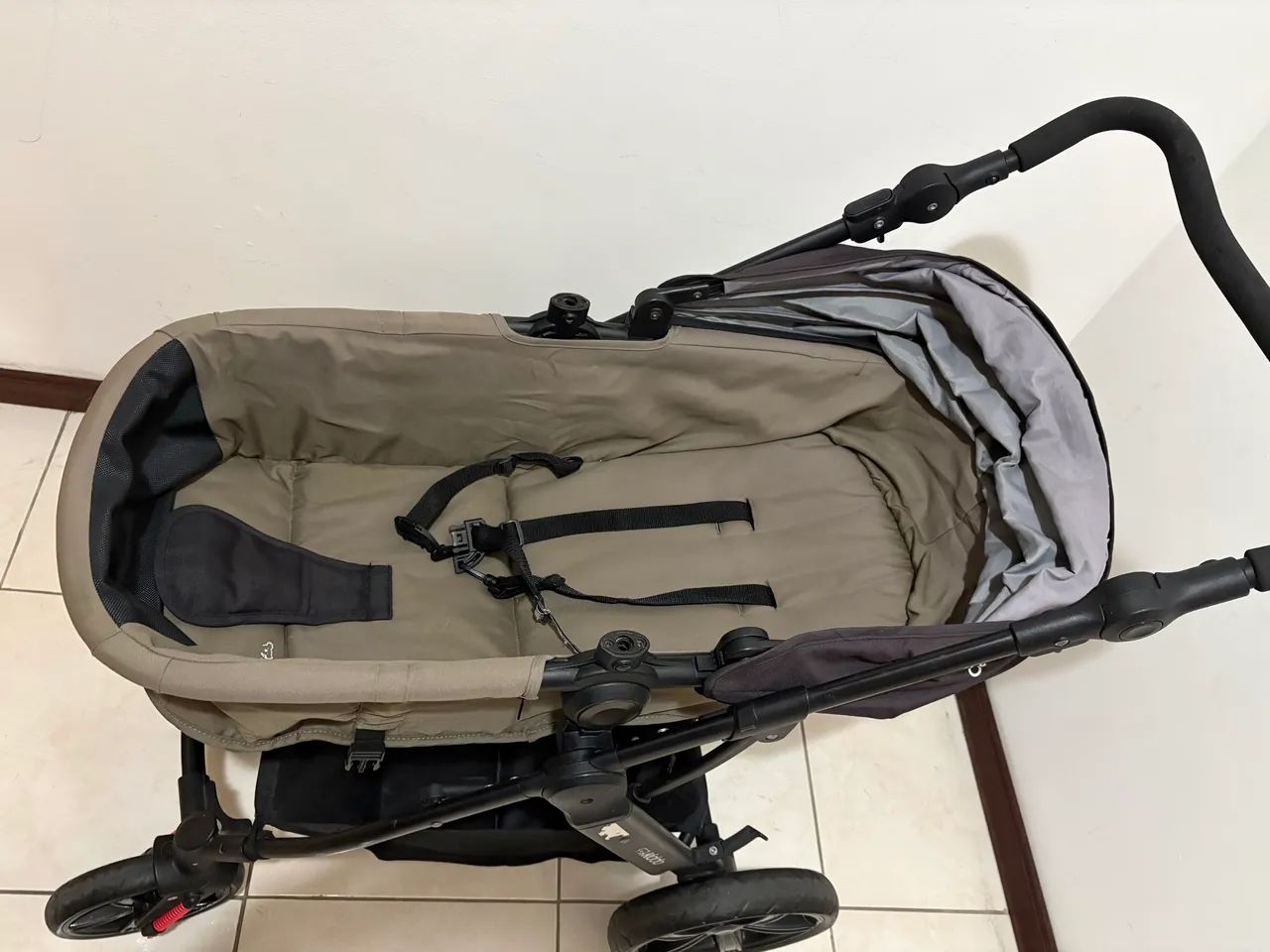 Carrinho de bebê com moisés, bebê conforto e base para carro.