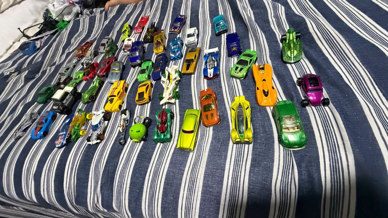 Lote com 50 Carrinhos Hot Wheels  - Coleção Completa - Foto 2
