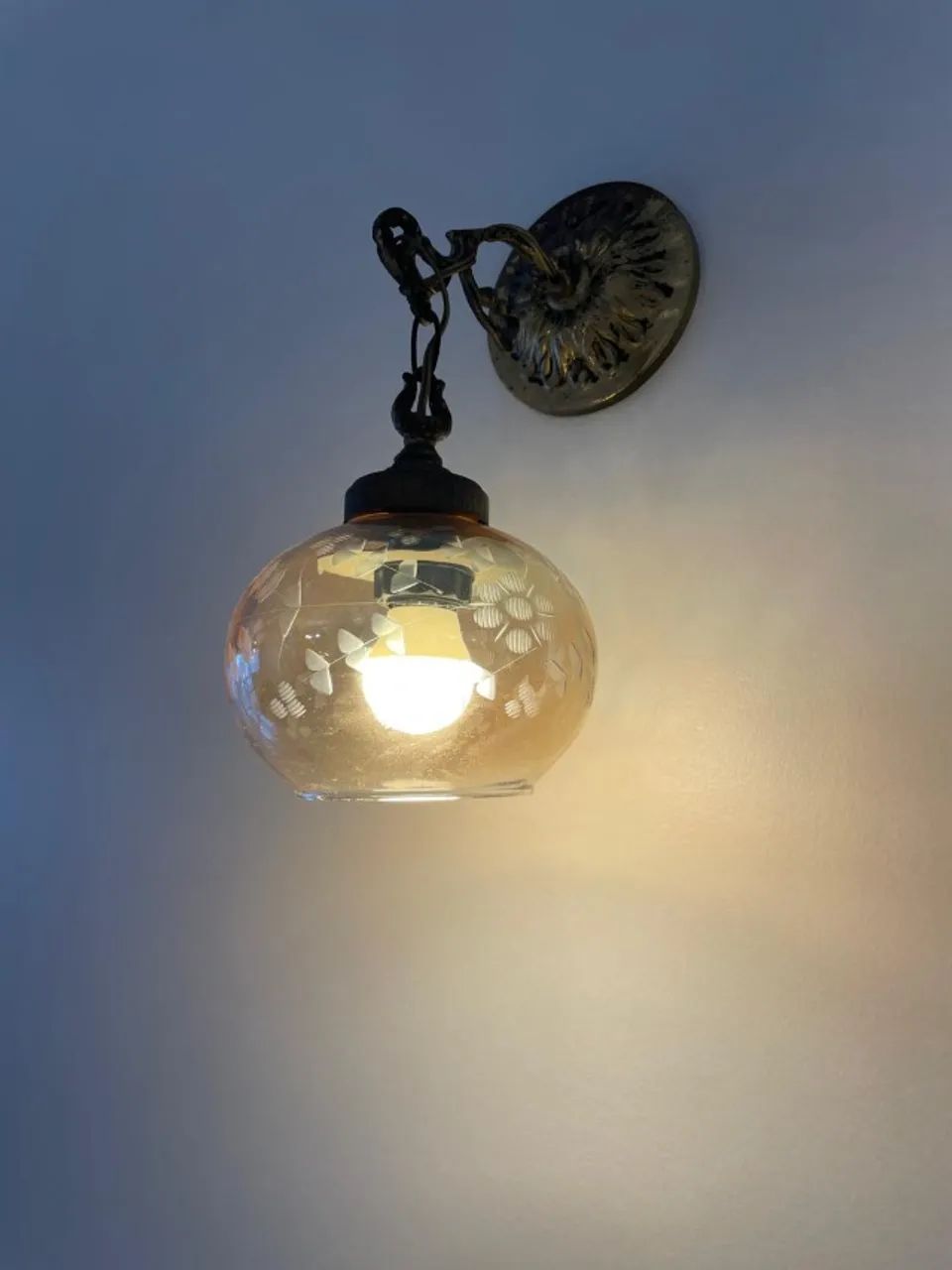 Conjunto com 2 lustres e 2 arandelas antigas de vidro - Foto 3