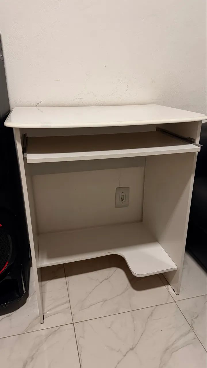 Escrivaninha + cadeira de brinde