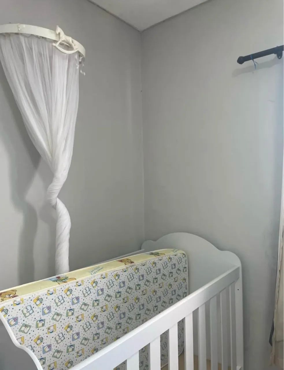 Berço (com colchão ) e dorsel e mosquiteiro  - Foto 2