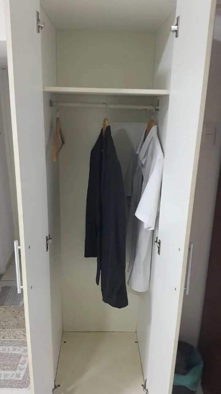Armário em mdf com rodízio, prateleira e cabideiro - Foto 2