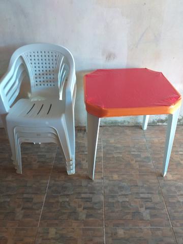 Treis lindos jogos de messas cadeira refocada já com as capinhas