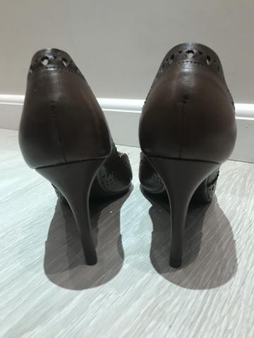 Vendo Scarpin marrom couro arezzo 37 - Foto 4