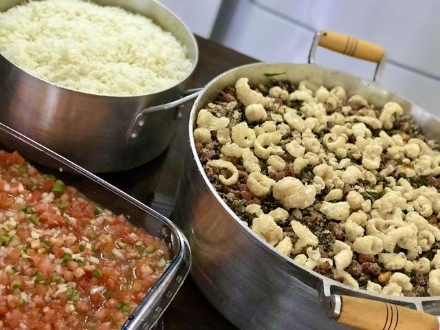 Comida da Alê - Feijão Tropeiro, Arroz, vinagrete e caldos