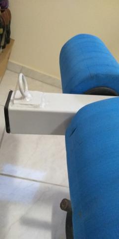 Mesa de supino com duas barras maciças e dois alteres - Foto 4