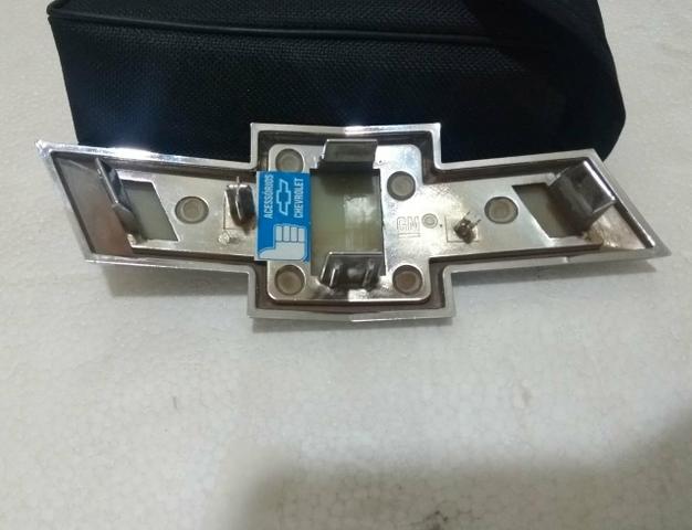 Emblema gravata dourada Chevrolet - Foto 2
