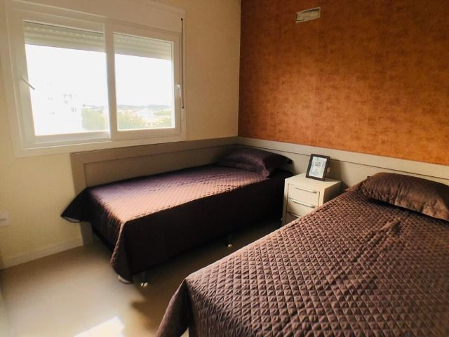 Poucos passos do mar, sacada de frente, mobiliado e decorado, 2 quartos - Foto 9
