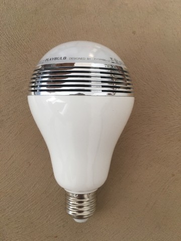 Caixa de som e lâmpada LED - PLAYBULB