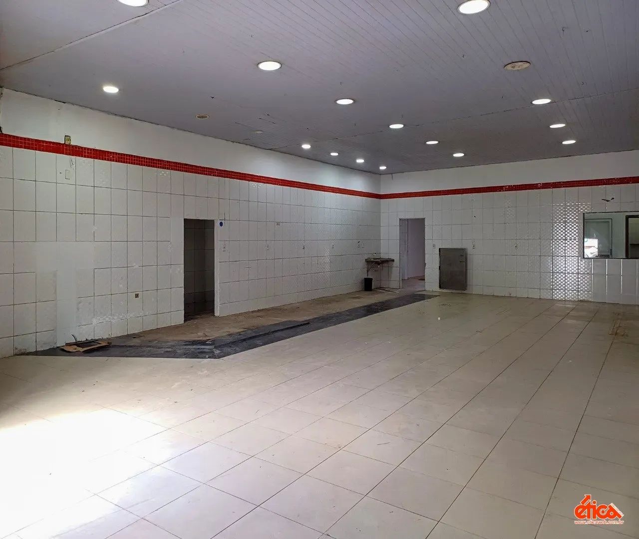 Loja ampla na Doca com salão de venda escritorio 02 salas depósito copa 02 banheiros -Cod - Foto 2