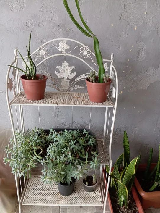 Estante de ferro branca para organização