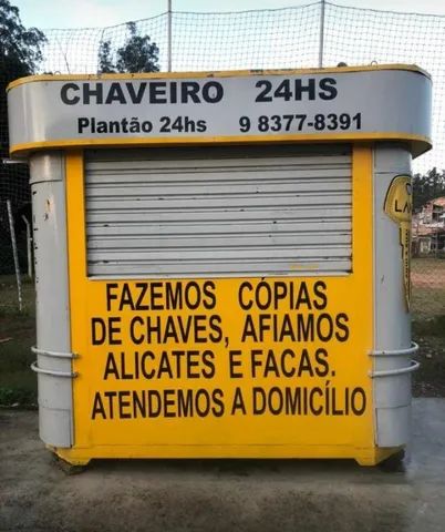 Banca vazia com energia solar