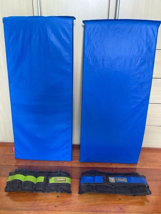 2 colchonetes e 2 jogos de caneleiras 2kg