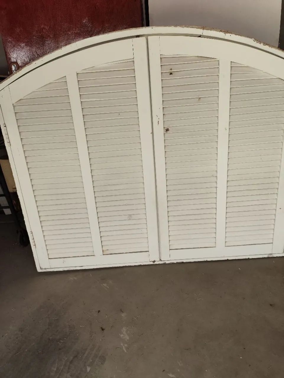 Janela de madeira em arco, estilo colonial