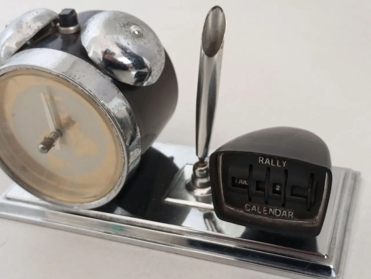 Relógio despertador antigo com calendário e porta caneta - Foto 3
