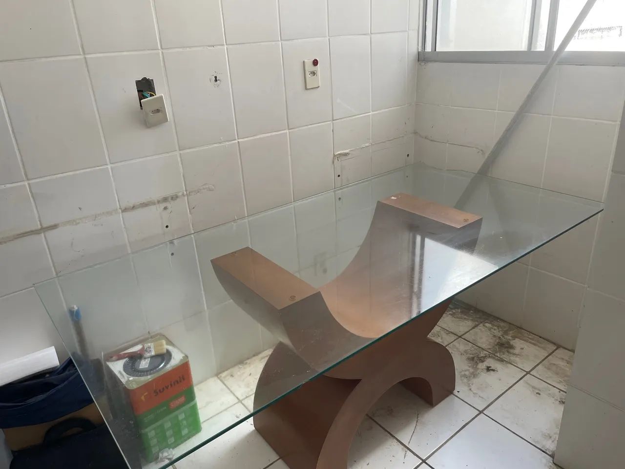 Mesa de centro de vidro com base em madeira - Foto 3