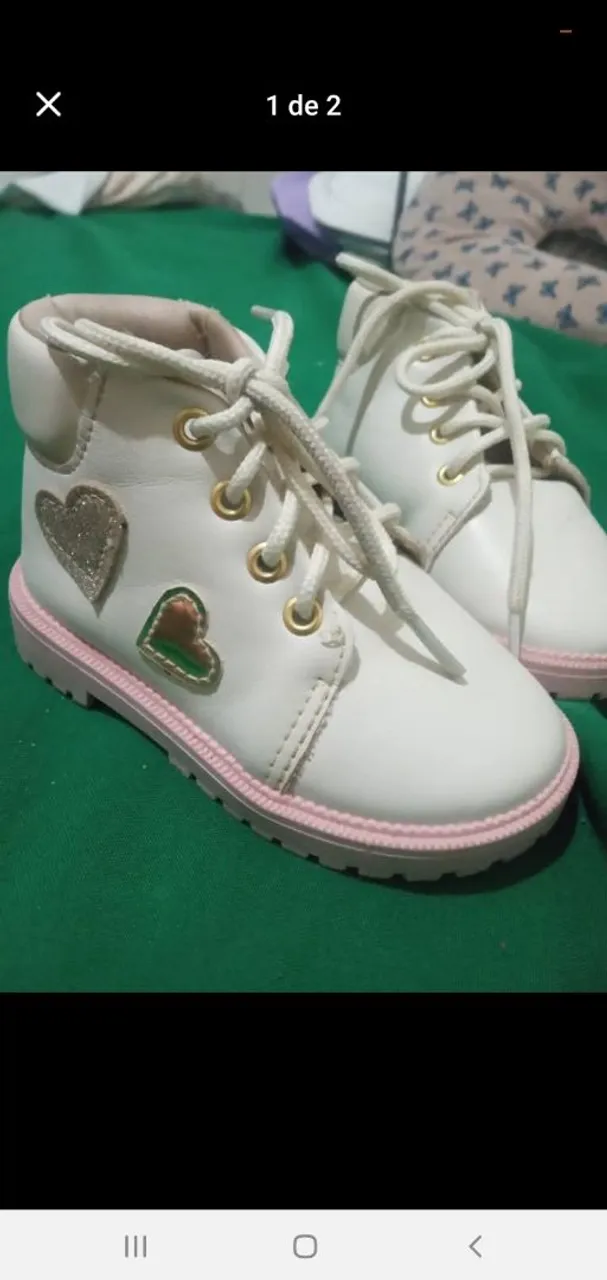 Botas infantis brancas com detalhes de coração