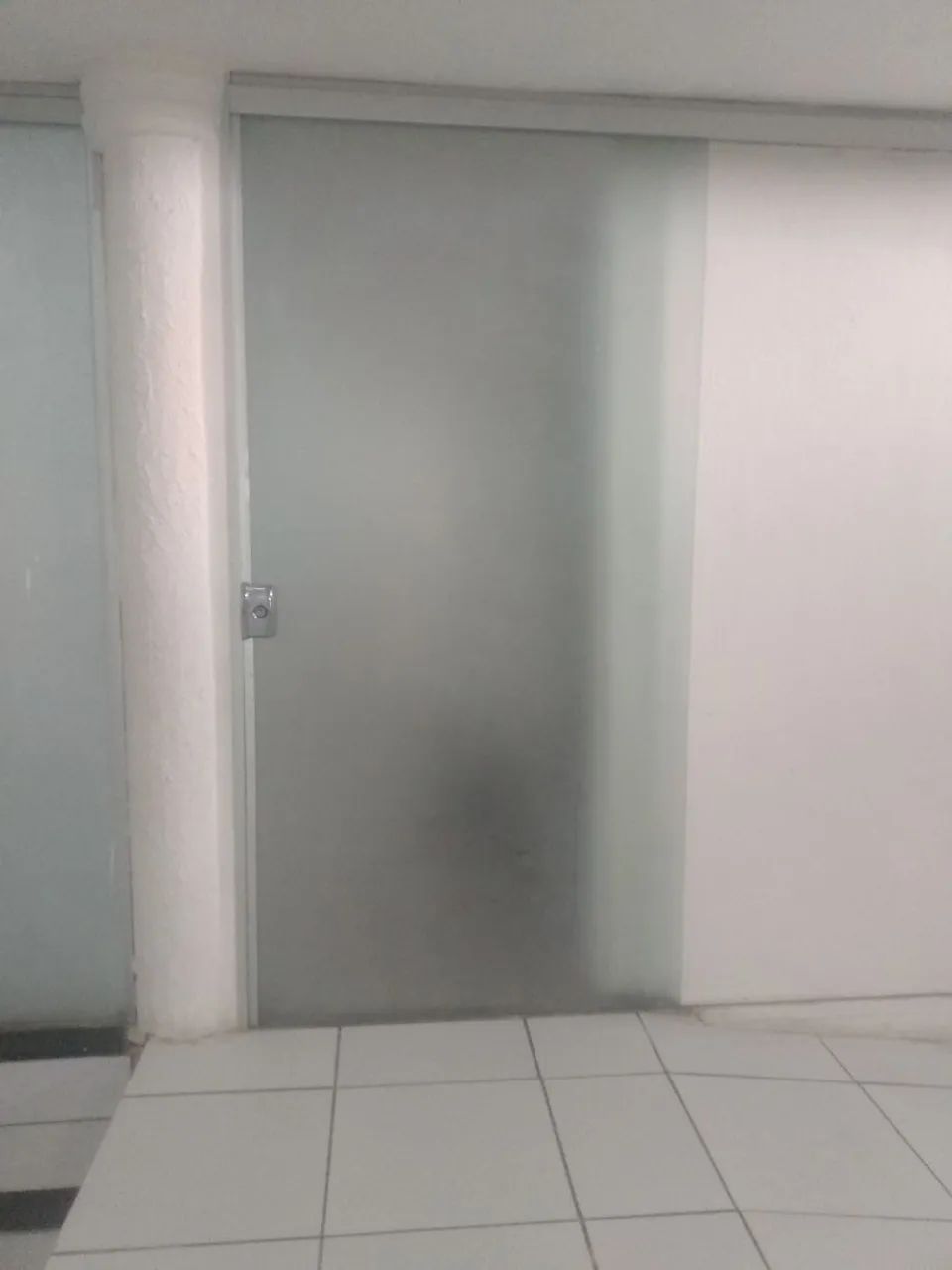 manutenção em portas e janelas  de vidro - Foto 3