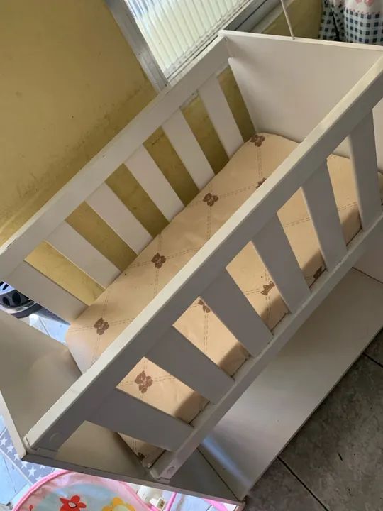 Berço de madeira branco em ótimo estado - Foto 5