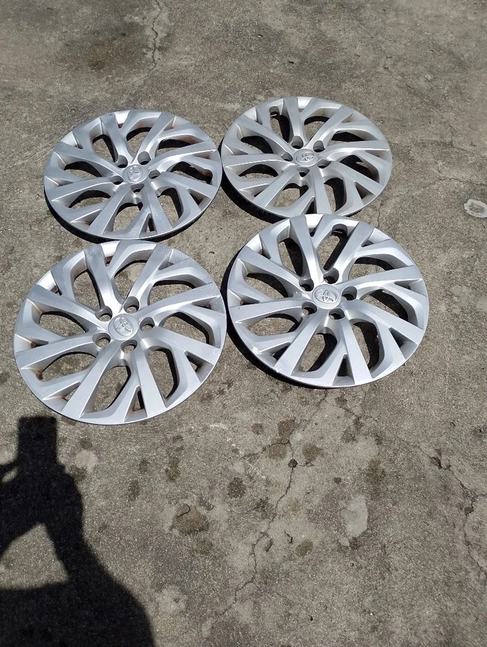 Vende se 4 calotas do Corolla aro 16 original valor 150