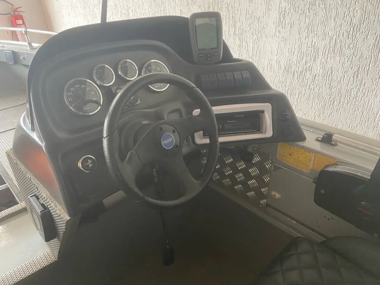 Lancha Araguaia 2014 motor Mercury 115 4 tempos, em ótimo estado de conservação - Foto 9