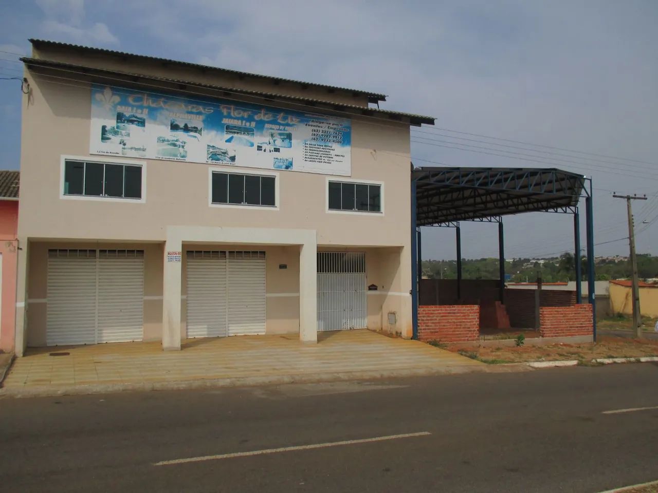 Sobrado 450m2, apartamento + 2 salas comerciais na Av Independência Anápolis 