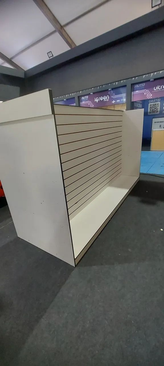 Gondola painel canaletado duplo.