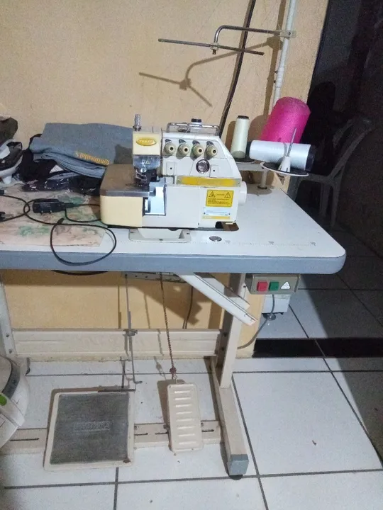 Vendo máquina overloque ponto cadeia semi nova funcionando perfeiitamente