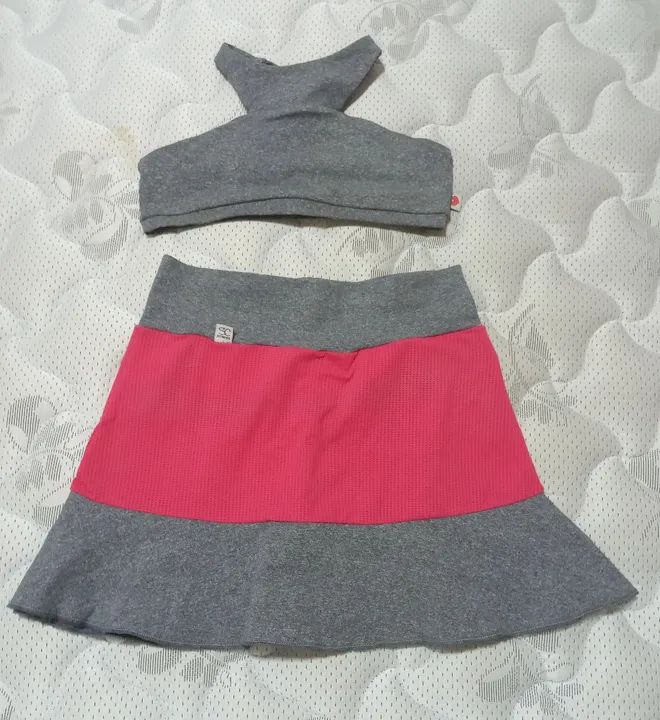Conjunto Top e Saia Cinza e Rosa para Treino